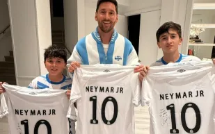 من الأمير إلى العبقري.. ما الهدية التي أرسلها نيمار لميسي؟