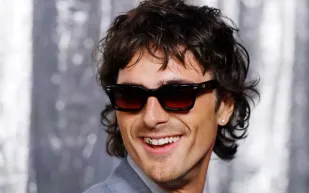 بإطلالة غير تقليدية.. جاكوب إيلوردي يظهر بسن ذهبية