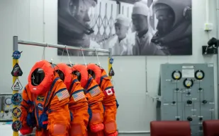 بدلات Artemis 2 تجتاز الاختبارات.. كيف تُعيد ناسا هندسة البقاء البشري في الفضاء العميق؟ (فيديو)