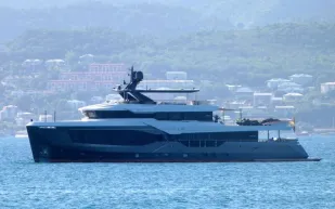 بجدار من "قنديل البحر".. يخت أوكولوس يظهر في الكاريبي