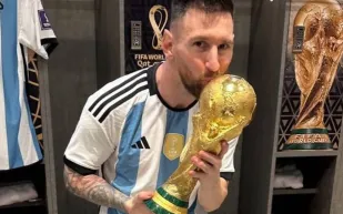 هل يرفع ليونيل ميسي الكأس مجدداً؟ رسالة غامضة عن مونديال 2026 (فيديو)