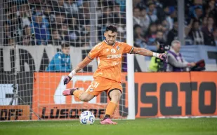 حارس الخلود في مرمى النيران.. واقعة "دفع" حامل كرات تثير استياءً واسعًا (فيديو)