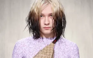 ثورة "الهيب هوب" تجتاح عرض غوتشي.. فنان يقطع مشيته لتفقد هاتفه!