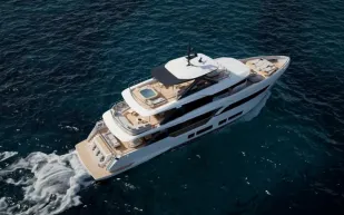 معايير فاخرة وتصميم رياضي: كاستم لاين تكشف عن يخت "Navetta 35" 