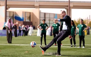 لقطة عفوية.. الأمير ويليام يستعرض مهاراته الكروية في الرياض (فيديو)