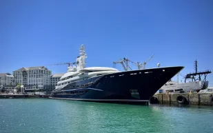 133 مترًا من الفخامة..  يخت Al Mirqab يتألق في ميناء كيب تاون