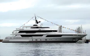 تحفة بحرية جديدة.. يخت Legacy 4 يجمع بين الفخامة والتقنيات الحديثة (فيديو)