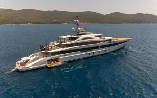 يخت "الريم" الفاخر.. تحفة بحرية تجمع الفخامة والراحة (فيديو)