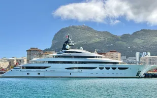 Lürssen ترفع مستوى الفخامة مع  يخت Quattroelle في جبل طارق (فيديو)