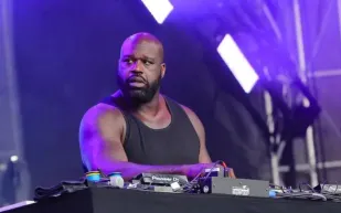 شاكيل أونيل يختبر التزلج على الجليد بأسلوب كوميدي في استوديو "NBA" (فيديو)