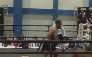 بلكمة خاطفة.. ملاكم يدخل التاريخ بأسرع إنهاء للنزال (فيديو)