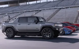 سباق بين شاحنة هامر EV وفيراري وفورد GT.. ما حدث لم يكن متوقعًا (فيديو)