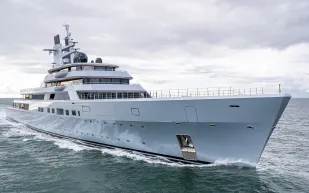 Dragonfly في سانت مارتن: يخت يجسّد مستقبل الفخامة البحرية