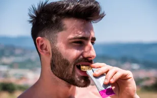 الجرانولا أم ألواح البروتين؟ دراسة تحسم الجدل بشأن أفضل الوجبات الخفيفة