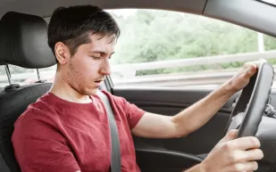 رائحة حرق داخل السيارة: ماذا تعني ومتى تتوقف فورًا؟