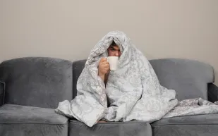 لماذا نشعر ببرودة العظام؟ كواليس التغيرات الحيوية ونقص فيتامين D