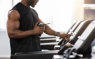 مشروبات الطاقة واليقظة المرهقة.. حقائق صادمة عن استهلاكها اليومي