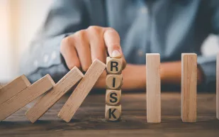 إدارة المخاطر المالية: كيف تحمي أموالك دون تعطيل النمو؟