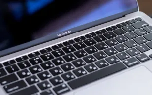 آبل تستهدف الطلاب بجهاز ماك بوك جديد.. هل يطيح بالمنافسين؟