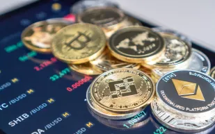 أربعة أسابيع من الخسائر.. هل يقترب بيتكوين من قاع جديد؟