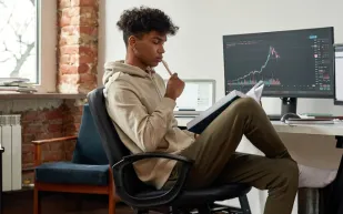 هل يستحق العمل عن بعد تقليص الراتب؟ دراسة تكشف تفضيلات الموظفين