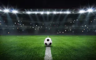 صفقة تاريخية: الدوري السعودي يعزز استثماراته بعقد نقل تلفزيوني غير مسبوق