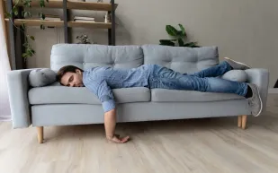 هل تمنحك ظاهرة الاستلقاء السعادة؟.. دراسة تكشف مفاجأة