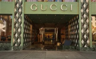 Kering المالكة لـ"Gucci" وعلامات فاخرة أخرى تغلق 133 متجرًا.. فلماذا؟