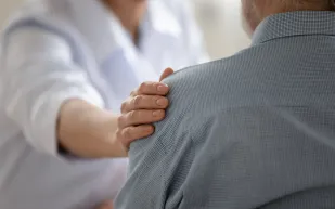 هل النساء أكثر تعاطفًا من الرجال؟ العلم يكشف الحقيقة