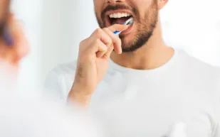 ما الوقت الصحيح لتغيير فرشاة الأسنان؟