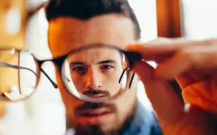 علاج جيني مبتكر لاستعادة البصر: FDA توافق على أول تجربة بشرية 