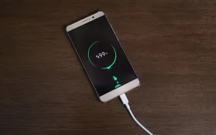 وضع الطيران.. هل يسرّع شحن الهاتف فعلاً؟ اختبار يكشف الحقيقة