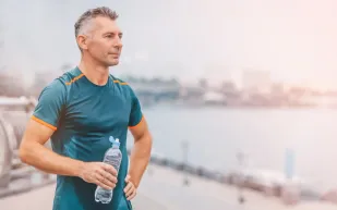 كيف يعزز شرب الماء طاقتك؟ دراسة تكشف تأثير الجفاف على النشاط العقلي والبدني