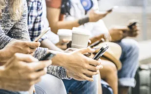 جيل زد يواجه أزمة ذكاء.. هل الشاشات السبب الخفي؟ (فيديو)