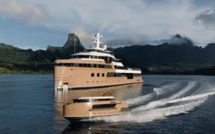 قصر ذهبي يتحدى الجليد.. ماذا فعل الملياردير تينكوف في يخته "La Datcha"؟ (فيديو)