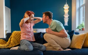 الزوجة المتلاعبة: كيف تتعامل معها وتضع حدًا للاستنزاف العاطفي؟