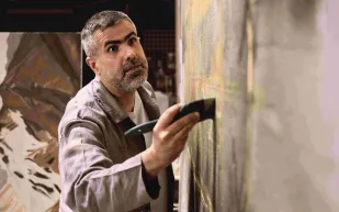 أحمد ماطر يتصدر عدد "الرجل" لشهر مارس.. فنان حوّل الهوية المحلية إلى لغة بصرية عالمية