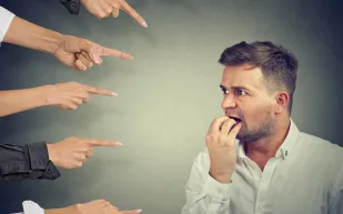 عقدة الذنب: لماذا لا يتوقف بعض الناس عن جلْد أنفسهم؟