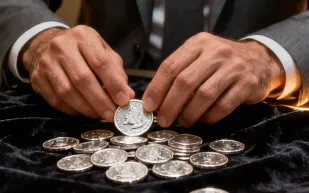 انخفاض جديد في أسعار الفضة بالمملكة مع تراجع الأونصة عالميًا