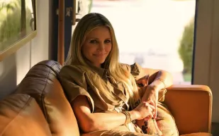 كاميرون دياز تعود بقوة.. ظهور لافت في Outcome بجوار كيانو ريفز (فيديو)