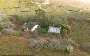 جزيرة ينيس جيفان في شمال ويلز للبيع: تاريخ ملكي وفرصة عقارية نادرة