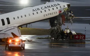 فيديو يحبس الأنفاس.. لحظة ارتطام طائرة بشاحنة في مطار لاغوارديا بنيويورك