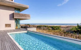 عقار ساحلي بقيمة 45 مليون دولار.. معرض فني يطل على البحر 