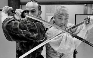 هاميلتون يعيش تجربة الساموراي ويُبهر الجمهور ببراعته مع السيف (فيديو)