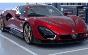  33 نسخة فقط.. كيف صنعت ألفا روميو سترادالي الأسطورية؟ (فيديو)