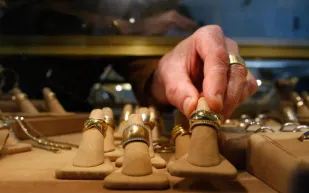 هبوط حاد في أسعار الذهب وسط ضغوط الفائدة الأمريكية