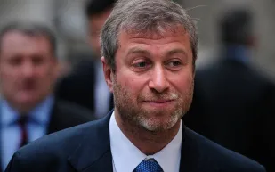 أبراموفيتش يتحدى الحكومة البريطانية ويتمسك بـ"خزينة تشيلسي" المجمدة