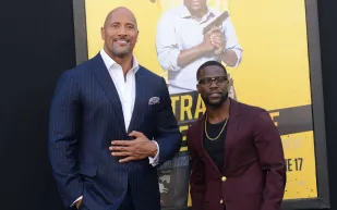 دوين جونسون يحرج كيفن هارت بكلمة واحدة في كواليس Jumanji 4 (فيديو)