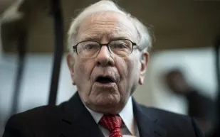 وارن بافيت يطلق مزادًا خيريًا يجمع مشاهير الفن والرياضة