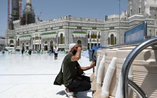 وزارة الحج والعمرة تحدد 4 ضوابط لعملية شحن ماء زمزم.. تعرف عليها